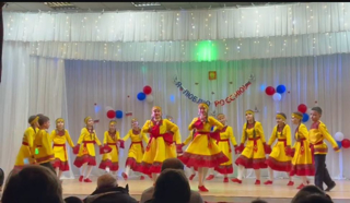 Выступление на праздничном концерте ансамбля танца "Светлячок"