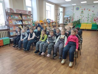 Ребята группы "Муравьишки" в библиотеке