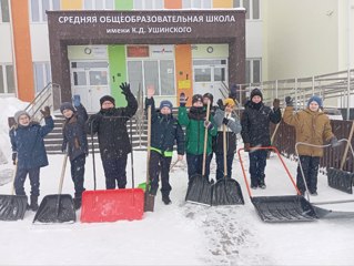 Субботник в школе: Борьба со снежной стихией!
