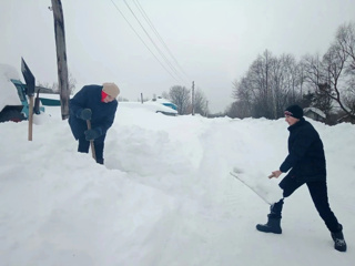 Творить добро легко: Юные волонтеры помогли ветеранам труда расчистить двор от снега